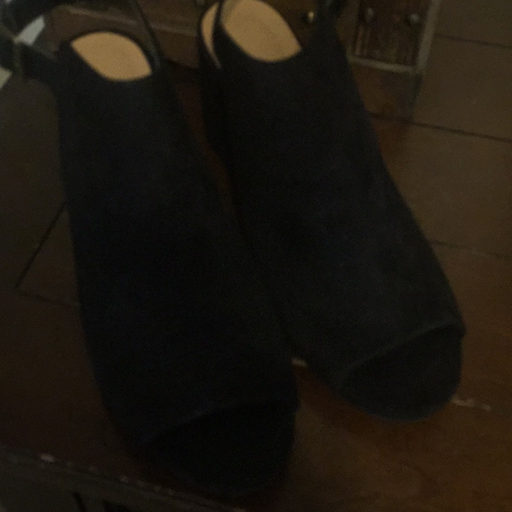 Black stacked heel shoe